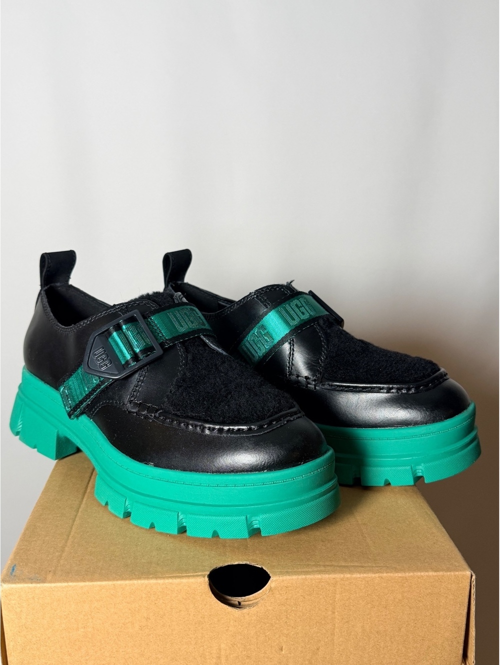 UGG W Ashton Women's Sneakers Size 8 Black and Green